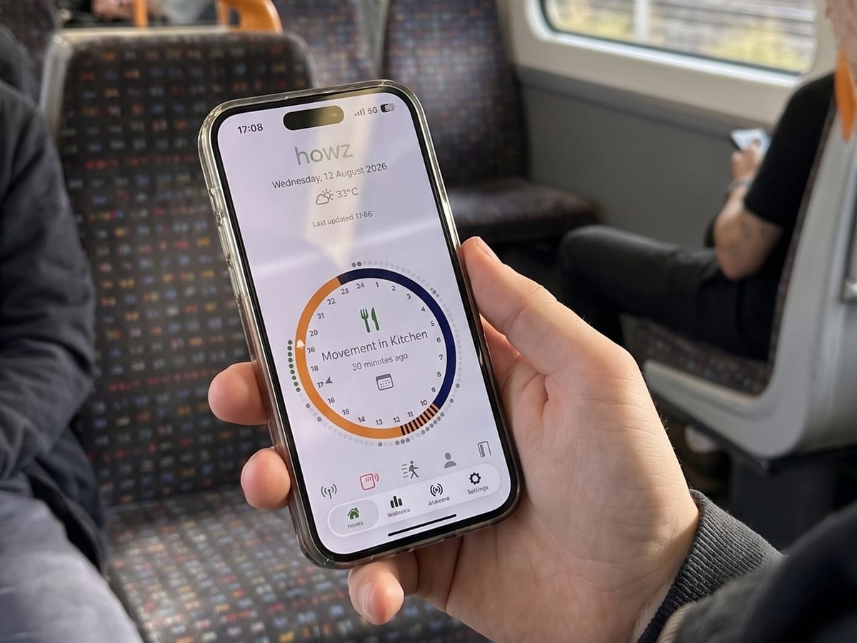 Someone on a train checking the Howz app home screen, which shows movement in the kitchen 30 minutes ago